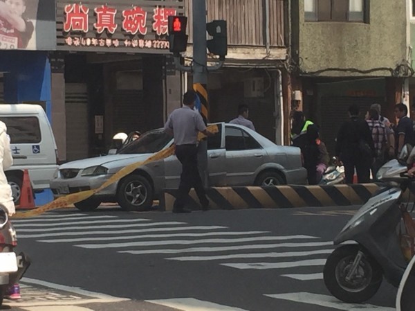 台南市警方查緝通緝犯,嫌犯開車拒捕拖行員警,警方開槍制止,嫌犯中彈身亡送醫。(記者王俊忠翻攝)