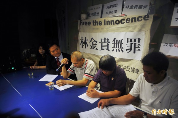 林金貴(中灰衣者)在「天下第一監」消耗了10年的青春,如今停止執行,讓他覺得像一場白日夢。(記者王捷攝)