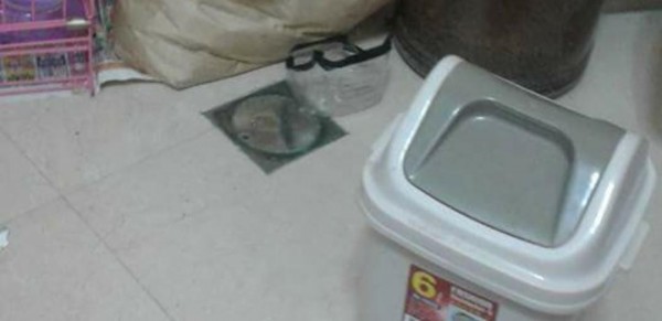 網友居住的套房內床邊竟然發現化糞池的清潔口。(圖擷取自爆怨公社)