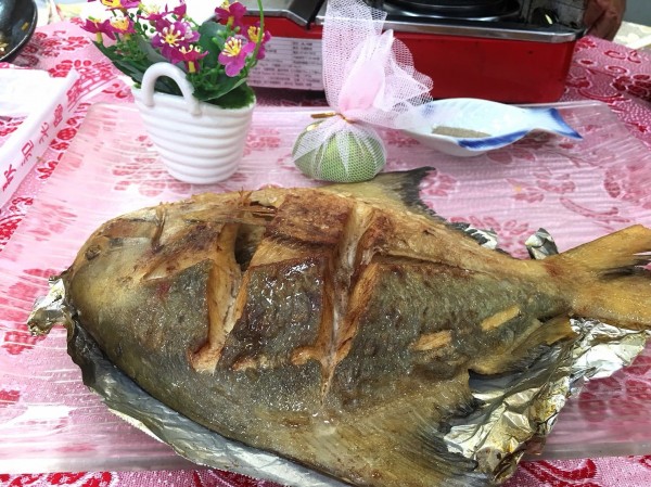 桌上也有超大烤鯧魚。(圖擷取自Dcard)