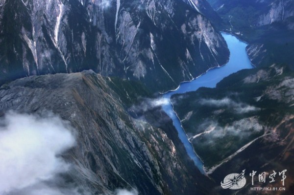 中國空軍發布九寨溝強震後山川照片。(圖擷取自中國空軍網)