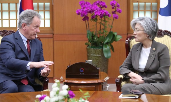 因应北韩国内饥荒问题严重,南韩外交部长康京和今(16)日与联合国世界粮食计划署执行干事大卫.比斯利研究对于北韩的人道救援方案。(欧新社)
