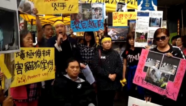 今(2)日下午,動保團體包圍越南辦事處,並且上演行動劇、遞交抗議書,對越南移工殺貓宰狗打牙祭的行徑表達不滿,要求越南辦事處約束在台越南移工的行為。(圖片擷取自「公民實況轉播組」影片)