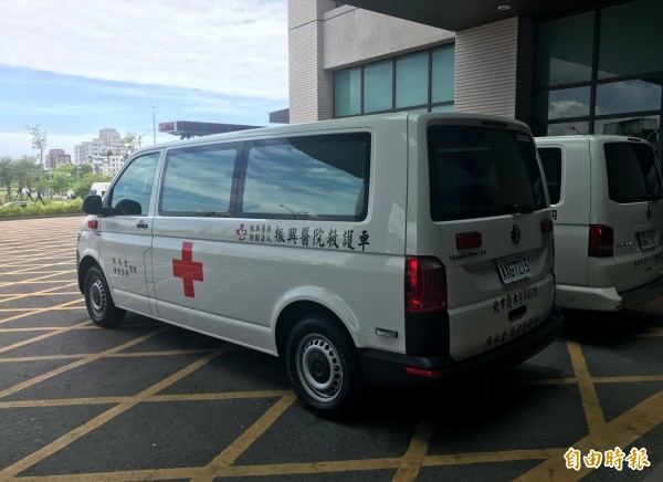 林姓女消防員遺愛人間，國道警開道護送，希望讓器官以最快的速度，送給有需要的人。（記者林敬倫攝） 