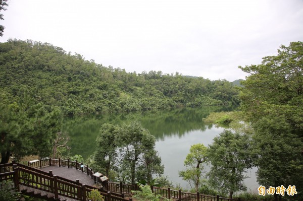 沿著太陽埤步道漫步，可欣賞倒映水中的湖光山色；也因為太陽埤從高處鳥瞰的外型像一隻大毛蟹，當地人又稱「蟳管埤」。（記者沈昱嘉攝）