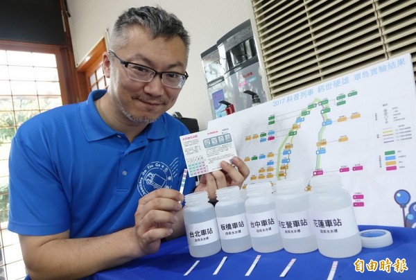 淡江大學科學教育中心執行長高憲章說明科普列車分析台灣各地水質差異,發現北台灣水質較偏軟性,中南部及花蓮則偏硬性。(記者劉信德攝)