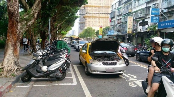 李姓司機的計程車拋錨。（記者王冠仁翻攝）