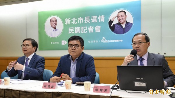 台灣世代智庫公布「新北市長選情民意調查」結果,顯示蘇貞昌與侯友宜的選情僅差距0.9百分點,呈現五五波的態勢。並邀請立委劉櫂豪(左起)、莊瑞雄及律師譚耀南針對各項民調結果進行剖析。(記者劉信德攝)