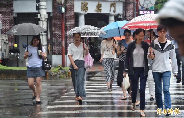 今日受滯留鋒面及西南氣流影響,各地天氣不穩定,中央氣象局於今日凌晨也對11縣市發布豪大雨特報。(資料照)