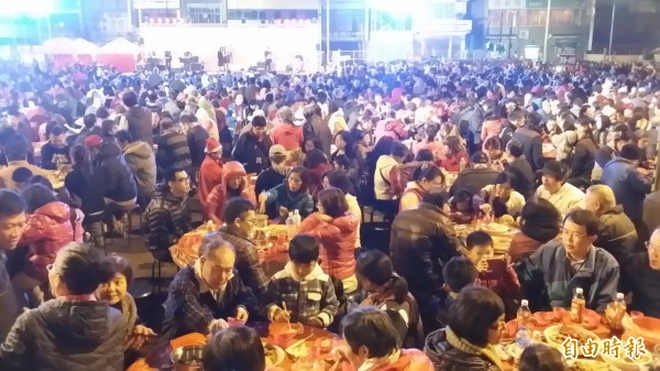 去年總統、立委選舉前，國民黨新竹市黨部席開千桌，宴請萬名選民。（資料照，記者蔡彰盛攝）