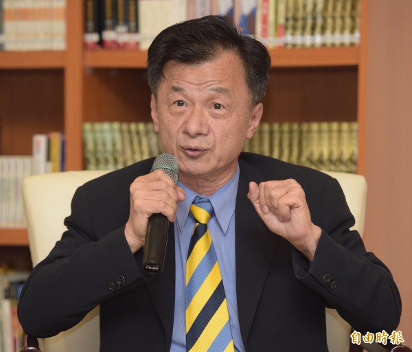 法務部長邱太三24日邀請媒體至法務部參加茶敘,接受媒體訪問並回答問題。(記者黃耀徵攝)