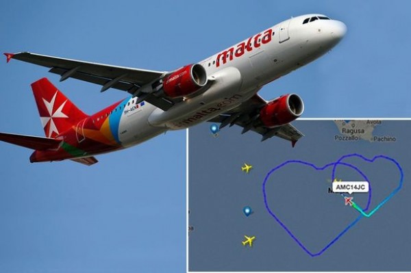 馬爾他航空的班機在高空飛出兩顆大愛心。(路透)