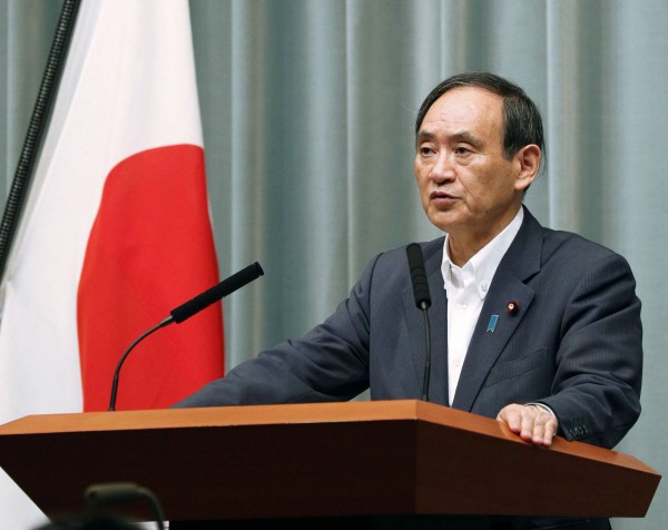 日本官房長官菅義偉召開緊急記者會，說明北韓發射飛彈情形並予以譴責。（路透）