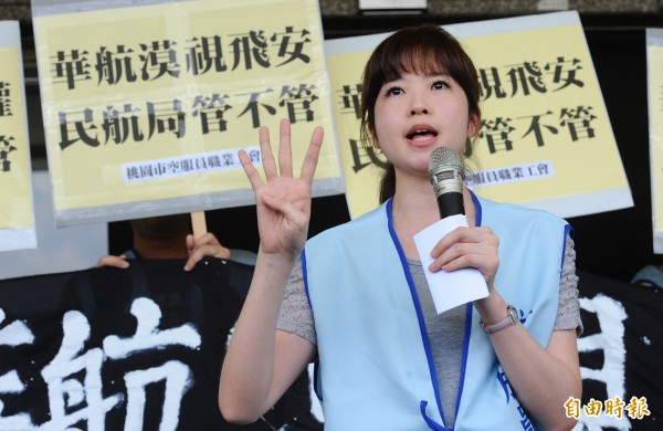 桃園市空服員職業工會發言人黃慧甄是位7年級生,也是位1歲孩子的媽媽,她透露自己當初沒想過會走上罷工這條路,也沒想過秋後算帳,因為早已無路可退。(記者黃立翔攝)
