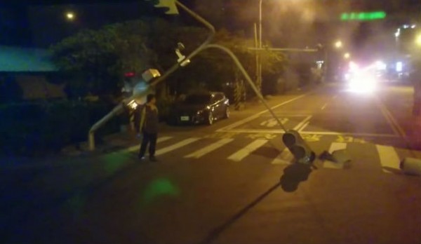 昨晚一輛曵引車於頭份市中華路上扯住電纜，導致兩根號誌燈斷裂。（翻攝自臉書「我是頭份人」）