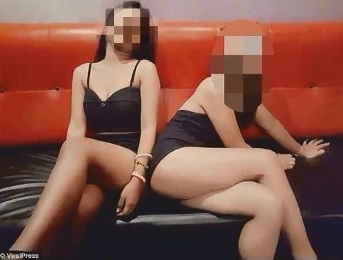 泰國26歲女孩珍娜森(Wannipa Janhuathon,左),在飯店5樓陽台用奇特體未做愛,全裸墜樓身亡。(圖擷自「News Dongo」YouTube頻道)