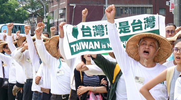 Members of several pro-Taiwanese independence groups yesterday stage a protest in front of the Democratic Progressive Party’s headquarters in Taipei, demanding that Taiwan participate in international events as “Taiwan,” not “Chinese Taipei.”
Photo: Liu Hsin-de, Taipei Times
Members of several pro-Taiwanese independence groups yesterday stage a protest in front of the Democratic Progressive Party’s headquarters in Taipei, demanding that Taiwan participate in international events as “Taiwan,” not “Chinese Taipei.”
Photo: Liu Hsin-de, Taipei Times