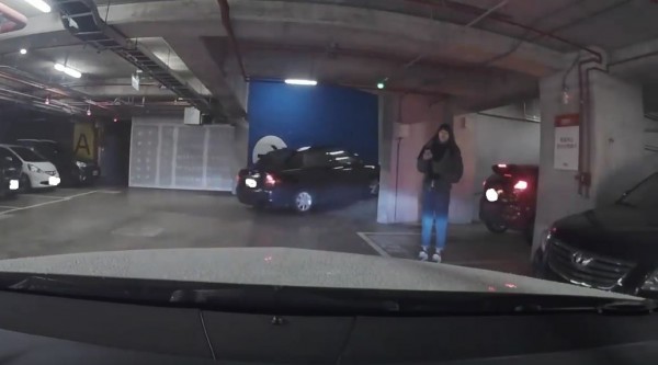 有網友表示,昨日有女子在家居賣場停車場人肉佔車位。(圖擷取自臉書社團「爆料公社」)