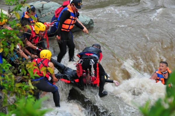 花蓮縣消防局救難弟兄將溺水的溯溪客拉往岸邊。（記者花孟璟攝）