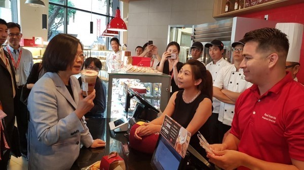 蔡英文造訪85度C,卻被迫發聲明道歉。(圖擷自立委蔡適應臉書)