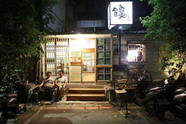 舊木窗組合成的門面，讓深夜點了燈的饞食坊更顯溫暖。（記者沈昱嘉攝）