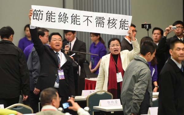 馬英九總統26日出席全國能源會議,致詞時遭到反核的立委陳歐珀與田秋堇拉布條抗議。(記者張嘉明攝)