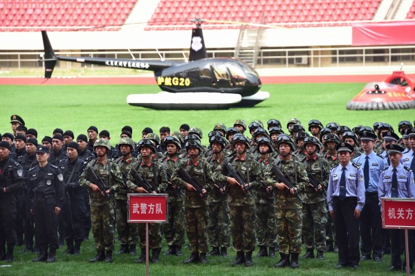 《中共中央關於調整中國人民武裝警察部隊領導指揮體制的決定》指出，武警部隊歸中央軍委建制，不再列國務院序列。（法新社）