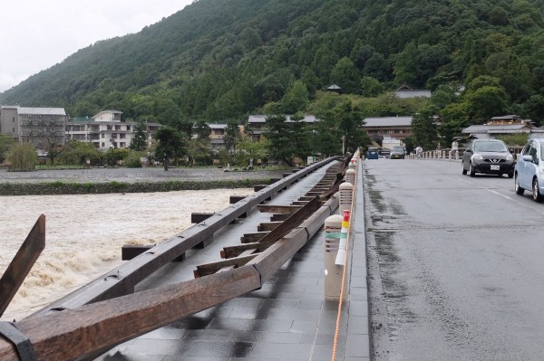 京都嵐山渡月橋下游側的木製欄杆整片被強風吹倒。(法新社)
