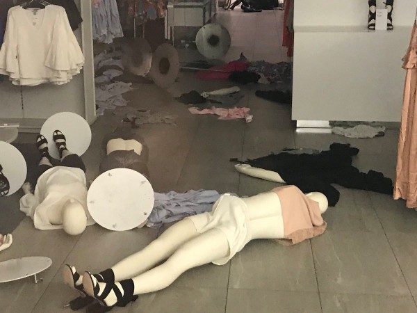 南非消費者闖入店鋪四處破壞,H&M宣布南非所有17間分店都暫時關閉。(路透)