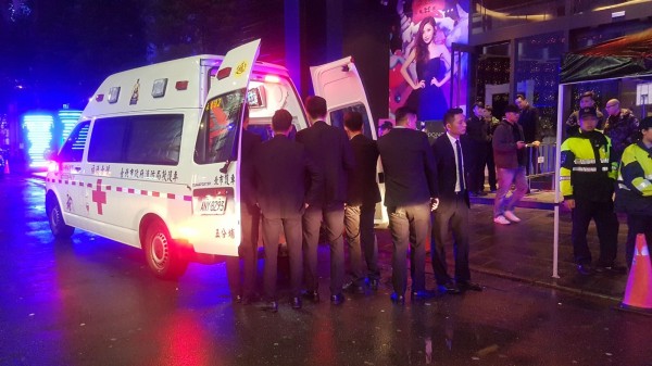 信義夜店舞池推擠衝突,3男女受刀傷送醫(記者邱俊福翻攝)