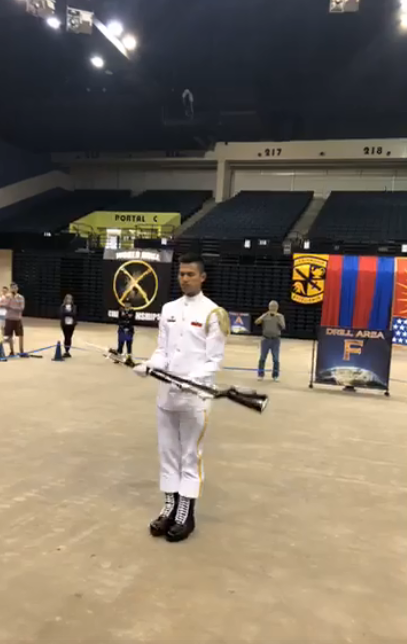 赴美參加「世界儀隊錦標賽」(World Drill Championship )的海軍儀隊蘇祈麟上兵,今天清晨一路過關斬將闖入決賽。(圖擷取自三角鐵影像工作室臉書)