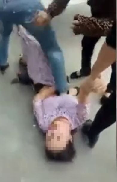中國一名懷孕小三,遭元配穿高跟鞋狠踩腹部。(圖擷自《百度視頻》)