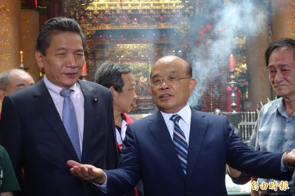 民進黨新北市長參選人蘇貞昌今天參拜下泰山巖,親民黨立委、下泰山巖主委李鴻鈞親自接待。(記者葉冠妤攝)