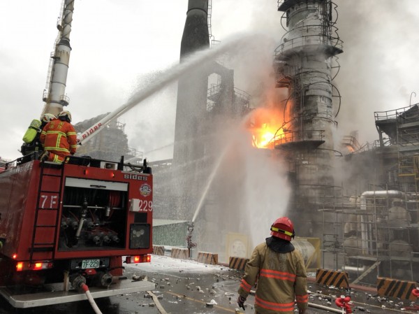 中油桃園煉油廠爆炸，消防人員射水降溫、泡沬滅火。（桃園市消防局提供）