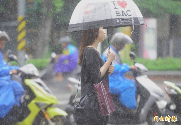 明(11)日花東、南部受熱帶低壓的外圍環流影響,降雨機率高,其中花東、屏東恐有豪雨發生;午後各地仍有雷陣雨。(記者王藝菘攝)