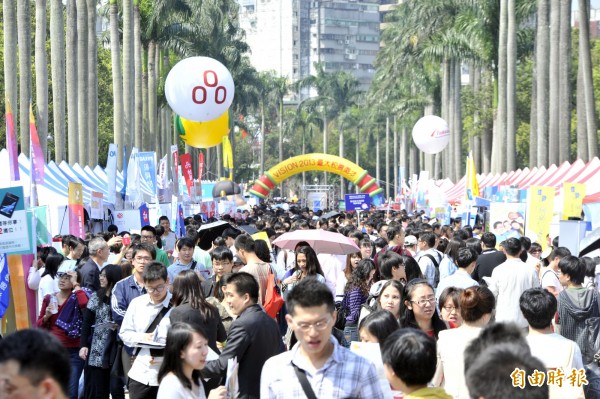 台大機械碩士的起薪,引起網路熱議。圖為台大就業博覽會。(資料照,記者陳志曲攝)