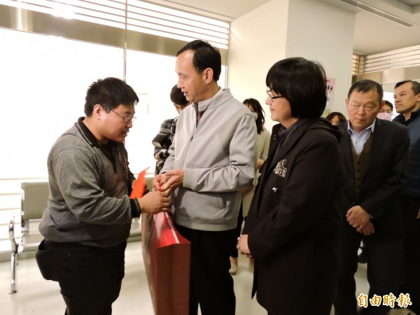 丁姓少年父親(左一)表示,萊爾富竟沒有幫兒子保勞保。(資料照,記者何玉華攝)