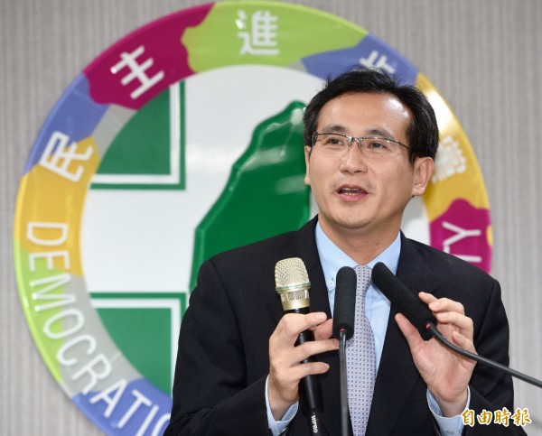 民進黨發言人鄭運鵬指出,馬政府執政後,人民的實質薪資反而倒退到16年前,怒批馬政府不但不檢討,還不願面對其一手造成的薪資問題。(資料照,記者羅沛德攝)