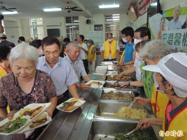 10年後的台灣,65歲以上人口將增加178萬人;每5人就有1人超過65歲。圖為雲林西螺老人會共餐畫面。(資料照,記者黃淑莉攝)