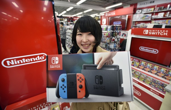 任天堂睽違四年推出新主機「Nintendo Switch」,今正式發售。(歐新社)