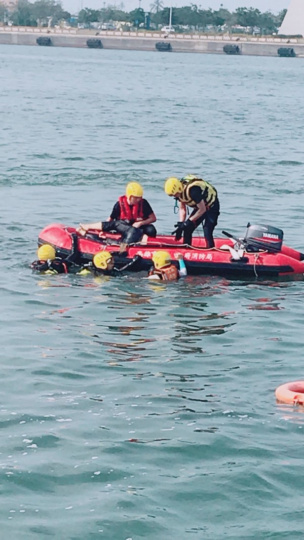 涉嫌槍殺旗山早餐店老闆娘的嫌犯蕭慶仁疑似畏罪駕車墜海自殺，警消和海巡單位獲報已將疑似蕭嫌打撈上岸，目前仍在打撈車輛。（記者蘇福男翻攝）