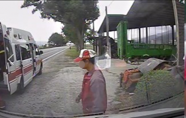 男子步出阻止救護人員在其家門前搶救命危病患。(記者陳賢義翻攝)