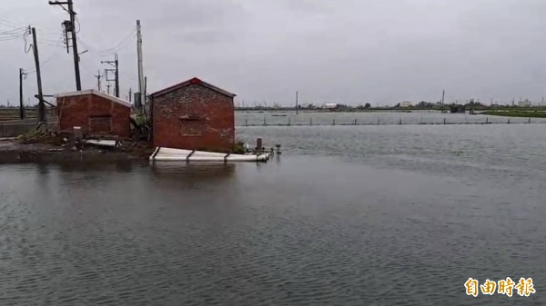 雲林口湖魚塭塭遭大雨沖毀堤崩塌。（記者廖淑玲攝）