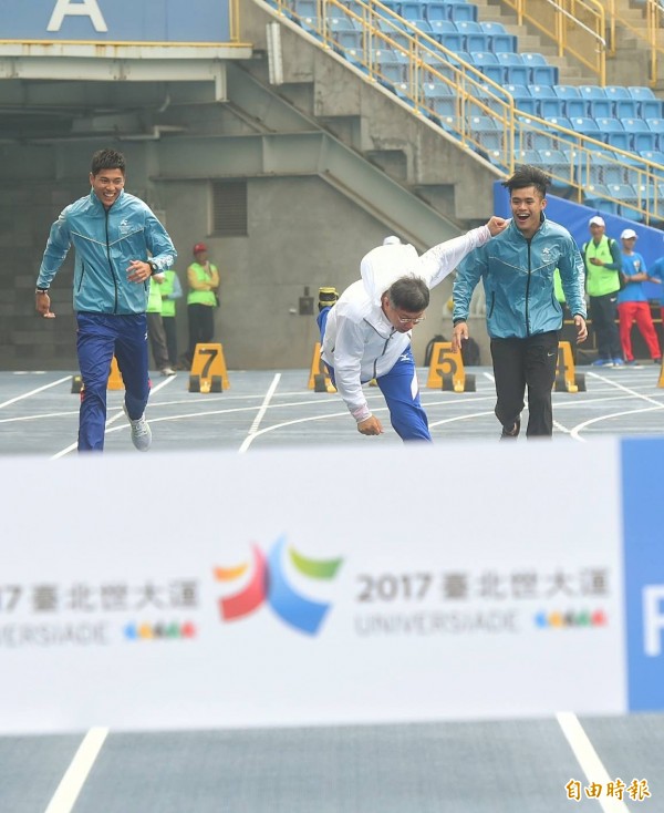 柯文哲不慎跌倒。(記者方賓照攝)