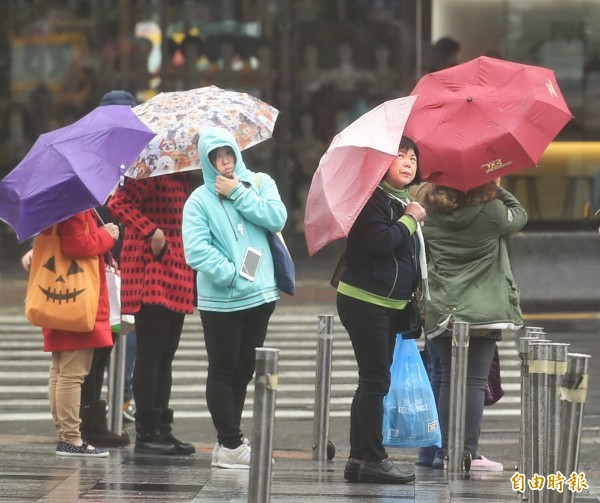 明天各地清晨低溫約在15至18度間,桃園以北和東半部地區的降雨機率提高,有局部短暫雨,中南部則是晴朗穩定的天氣、日夜溫差大。(資料照,記者方賓照攝)