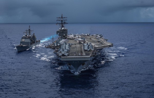 五角大廈未來考慮讓航母戰鬥群穿越台灣海峽,也可能派遣軍艦訪問台灣。圖為美軍航空母艦「雷根號」。(圖擷取自USS Ronald Reagan臉書)