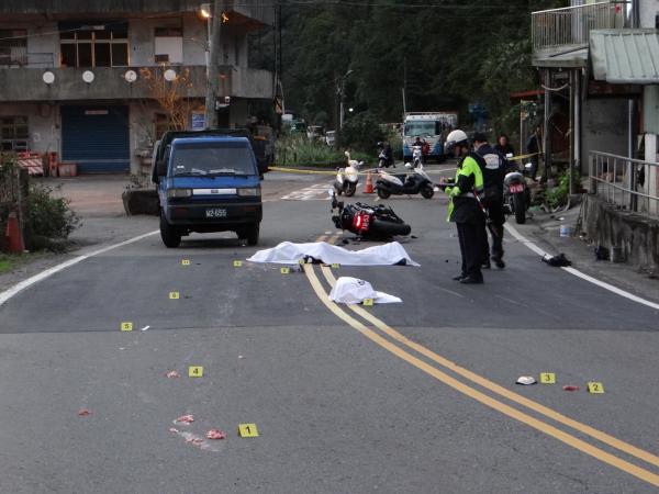 北宜發生死亡車禍,重機騎士慘遭斷頭。(記者徐聖倫攝) 北宜發生死亡車禍,重機騎士慘遭斷頭。(記者徐聖倫攝)