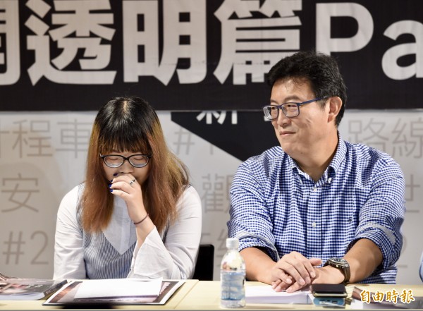 民進黨台北市長參選人姚文智（右）7日陪同青年潘袁詩羽（左）四問柯文哲，身為「柯粉」的潘袁詩羽想起柯文哲「變了」，不禁難過落淚。（資料照）