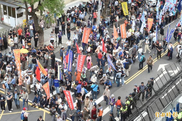 八百壯士等退伍軍人團體，今天下午再次為了反年改上街抗議。（記者方賓照攝）