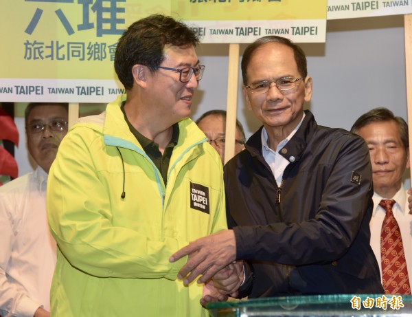 「姚文智台北市旅北同乡会后援会」8日成立,前行政院长游锡堃(右)到场站台,力挺姚文智(左)。(记者黄耀徵摄)